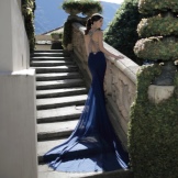 Dress with an open back and with a train