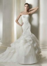 Mermaid wedding dress with ruffles on the train