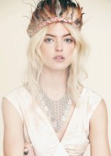 Feathers on the bride