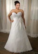 Wedding dress for the full with a corset