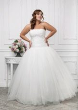 Wedding dress for full brides with a corset and full skirt