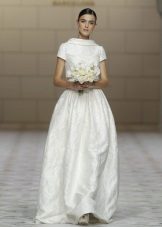 Closed wedding dress with short sleeves