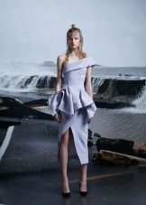 Evening dress for a figure triangle