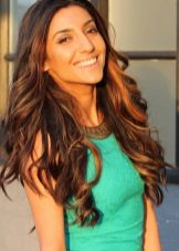 Makeup under turquoise dress for brunettes