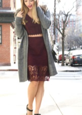 Dress marsala with a gray cardigan and black shoes