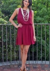 Jewelery and accessories for the crimson dress