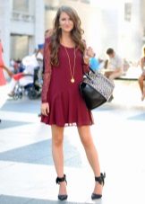 Maroon dress in combination with black shoes and bag