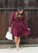 White shoes and a bag to the dress of wine color