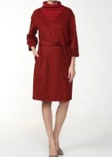 Wine-colored dress with a hint of chestnut