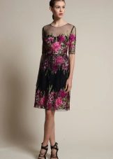 Color dress with a three-quarter sleeve