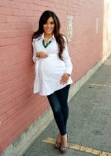 Tunic for a pregnant girl with jeans for a photo shoot