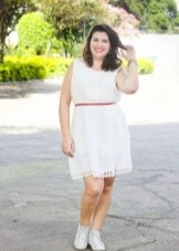 White short dress for a full woman of short stature