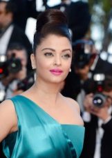 Pink lipstick to navy blue dress