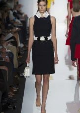 Dress without sleeve with a white collar