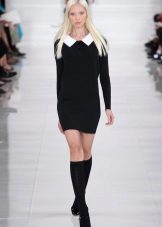 Closed dress with white collar