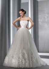 Wedding dress with flowers in tone