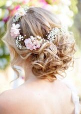 Hairstyle with fresh flowers to the wedding dress