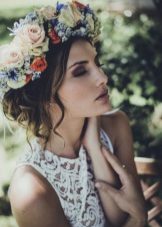 Hairstyle with fresh flowers to the wedding dress