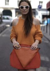 White manicure to a terracotta dress