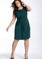 Green knit dress of medium length for a full woman