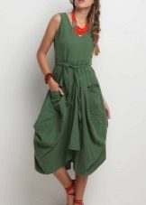 Dress balloon in combination with large jewelry