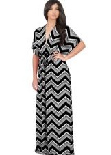 Black and white kimono dress for a full woman