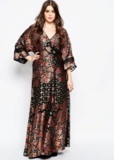 Brown and black kimono dress for a full woman