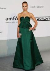 Long green dress with basky and a magnificent skirt