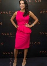 Graceful sandals to a fuchsia dress with a basky