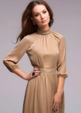 Dress with a three-quarter raglan free sleeve