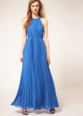 Pleated dress for an inverted triangle type figure