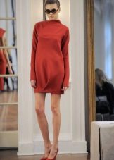 Short closed red dress with long sleeves