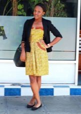 Dress in the style of the 50s in combination with a jacket