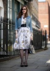 Dress in the style of the 50s in combination with jeans