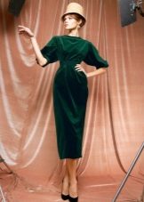 Monochromatic dress in the style of a new bow with a narrowed skirt