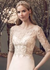 Wedding hairstyle in combination with a diadem to the sheath dress