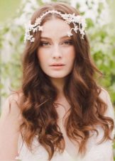 Wedding hairstyle in combination with the decoration on the hair to the dress case