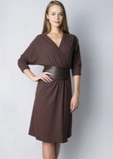 Monochromatic dressing gown with bat-like smell and sleeves