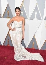 Chopra's dough in Zuhair Murad on the Oscars 2016