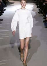 Dress in the style of the 80s with wide shoulders