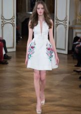 Fitted dress with a pattern