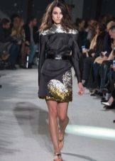 Belt under the fitted dress