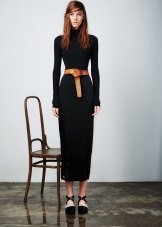 Belt under the fitted dress