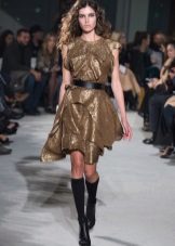 Short fitted dress with belt