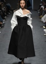 Shirt to the black dress to the floor