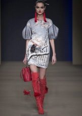 Red accessories for a short summer dress