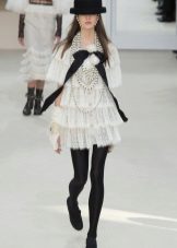 Tight pantyhose to a white dress