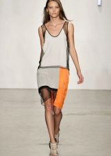 Shoes to the sporty gray dress to the knee