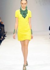 Green decorations to the yellow dress