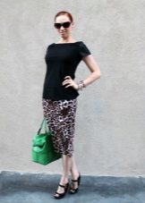 How to wear a leopard pencil skirt